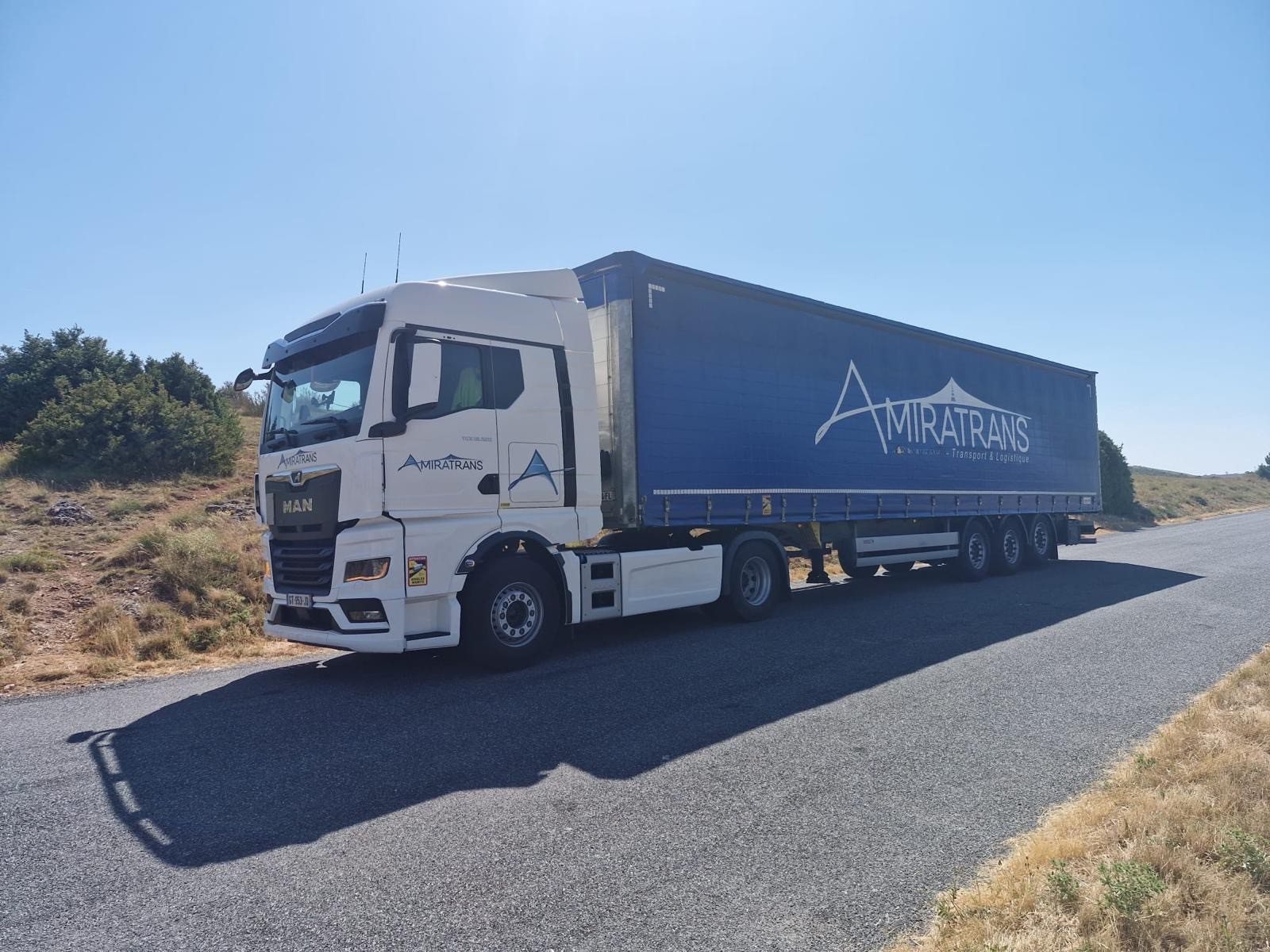 Ensemble Amiratrans avec semi-remorque bleue sur route