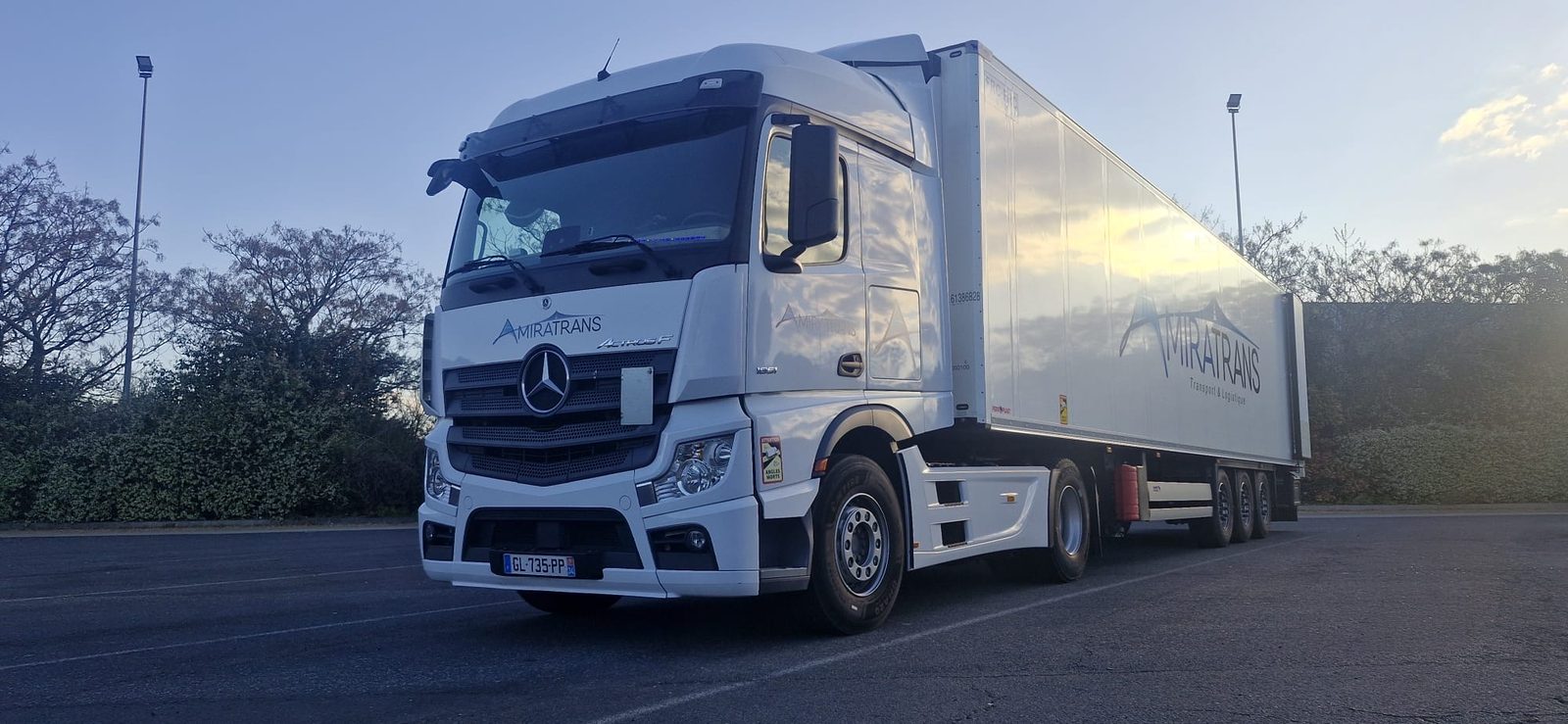 Tracteur Mercedes Actros aux couleurs Amiratrans avec semi-remorque